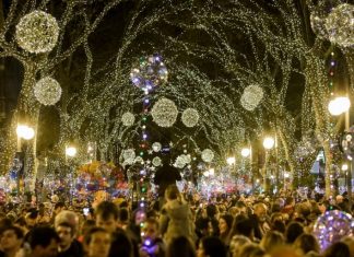 Palma encenderá las luces de Navidad el 21 de noviembre con un gran espectáculo en el Parc de la Mar La Policía Local procederá este jueves a cortar varias calles del centro de Palma a partir de las 17:30 con motivo del encendido de luces de Navidad en la plaça de la Reina. Este dispositivo también incluye medidas de protección y seguimiento de los actos y espectáculos previstos en diferentes zonas de Palma. La EMT, por su parte, desviará temporalmente diversas líneas de autobús por las restricciones de tráfico en el centro de la ciudad. La Policía Local procederá a cerrar a partir de las 17:30 horas las siguiente calles: Joan Carles I en dirección al Born, Jaume III con Protectora, plaça de la Reina, Antoni Maura con Aduanes, carrer Victoria con Palau Reial, Conqueridor con Tous i Maroto, Conqueridor con Pelaires y Soledat y, finalmente, Unió con Riera. En cuanto al desvío de autobuses, la EMT tiene previsto que a partir de las 17:30 horas y hasta las 24:00 horas, las siguientes líneas circulen desviadas en ambos sentidos: L3 (Pont d’Inca-Joan Carles I), L4 (Ses Illetes-Plaça Columnes), L7 (Son Gotleu-Son Serra/Sa Vileta/Son Vida), L20 (Porto Pi-Son Espases), L25 (S’Arenal-Plaça de la Reina/Catedral) y L35 (Aquàrium- Plaça de la Reina/Catedral). Asimismo, la L25 tendrá el inicio y final de su recorrido en el Passeig Mallorca, mientras la L35 iniciará y acabará su ruta en Eusebi Estada. Por su parte, la línea CC realizará su última salida de Balanguera a las 17:05 horas. Los usuarios pueden consultar el sentido de los desvíos en los avisos colgados en la web, APP y redes sociales, así como en las paradas afectadas.