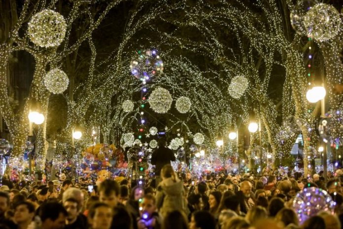 La Policía Local procederá este jueves a cortar varias calles del centro de Palma a partir de las 17:30 con motivo del encendido de luces de Navidad en la plaça de la Reina. Este dispositivo también incluye medidas de protección y seguimiento de los actos y espectáculos previstos en diferentes zonas de Palma. La EMT, por su parte, desviará temporalmente diversas líneas de autobús por las restricciones de tráfico en el centro de la ciudad. La Policía Local procederá a cerrar a partir de las 17:30 horas las siguiente calles: Joan Carles I en dirección al Born, Jaume III con Protectora, plaça de la Reina, Antoni Maura con Aduanes, carrer Victoria con Palau Reial, Conqueridor con Tous i Maroto, Conqueridor con Pelaires y Soledat y, finalmente, Unió con Riera. En cuanto al desvío de autobuses, la EMT tiene previsto que a partir de las 17:30 horas y hasta las 24:00 horas, las siguientes líneas circulen desviadas en ambos sentidos: L3 (Pont d’Inca-Joan Carles I), L4 (Ses Illetes-Plaça Columnes), L7 (Son Gotleu-Son Serra/Sa Vileta/Son Vida), L20 (Porto Pi-Son Espases), L25 (S’Arenal-Plaça de la Reina/Catedral) y L35 (Aquàrium- Plaça de la Reina/Catedral). Asimismo, la L25 tendrá el inicio y final de su recorrido en el Passeig Mallorca, mientras la L35 iniciará y acabará su ruta en Eusebi Estada. Por su parte, la línea CC realizará su última salida de Balanguera a las 17:05 horas. Los usuarios pueden consultar el sentido de los desvíos en los avisos colgados en la web, APP y redes sociales, así como en las paradas afectadas.