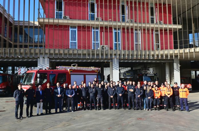 Los bomberos de Palma cuentan con un nuevo camión cuba destinado a reforzar la seguridad contraincendios