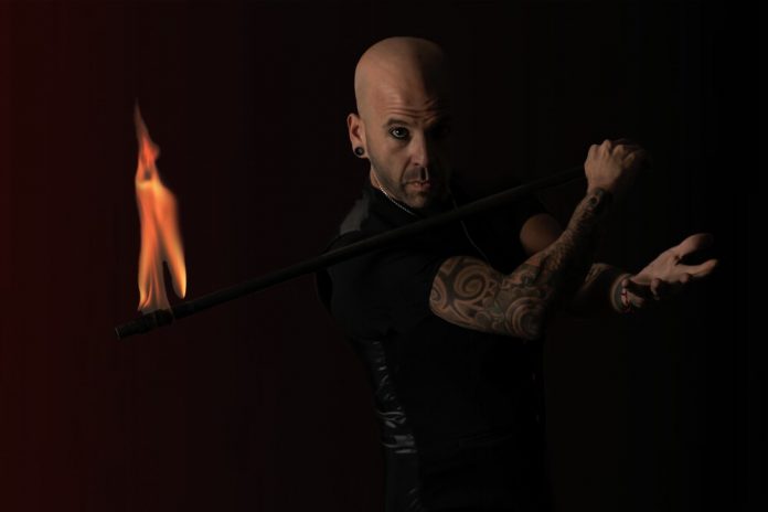 ¡Bienvenidos al asombroso mundo de 𝗣 𝗔 𝗥 𝗔 𝗗 𝗢 X 𝗔 con la dirección artística de Mago Fer! Este espectáculo promete llevar a los espectadores a una experiencia única llena de emoción, humor, predicciones intrigantes y escapismos imposibles. Bajo la dirección de Mago Fer, reconocido como uno de los ilusionistas más prestigiosos de la isla, el espectáculo ha logrado atraer a más de 8000 espectadores en lo que va del año 2023, lo que habla de su gran éxito y aceptación por parte del público. 𝗣 𝗔 𝗥 𝗔 𝗗 𝗢 X 𝗔 no es solo un espectáculo de magia, sino una experiencia para toda la familia. Mago Fer promete llevar a los espectadores a vivir momentos increíbles, haciendo uso de elementos cotidianos como apps y teléfonos móviles, ofreciendo una magia de alto impacto con un estilo muy personalizado. El ilusionista también jugará con el tiempo y la mente de la audiencia, llevándolos a través de un viaje fascinante que desafiará la realidad. Con números de alto riesgo y una duración de una hora y media, el espectáculo promete una dosis de adrenalina que dejará sin palabras a aquellos que tengan la oportunidad de disfrutarlo. 𝗣 𝗔 𝗥 𝗔 𝗗 𝗢 X 𝗔 es una experiencia mágica que combina la destreza técnica de Mago Fer con la participación activa del público. ¡Prepárense para sumergirse en un mundo lleno de ilusiones y sorpresas!