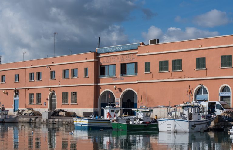 La APB saca a concurso público la explotación comercial de la lonja de pescado