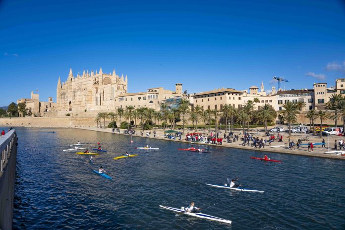 200 piragüistas de toda Mallorca se congregan bajo la Catedral en el Torneo San Silvestre