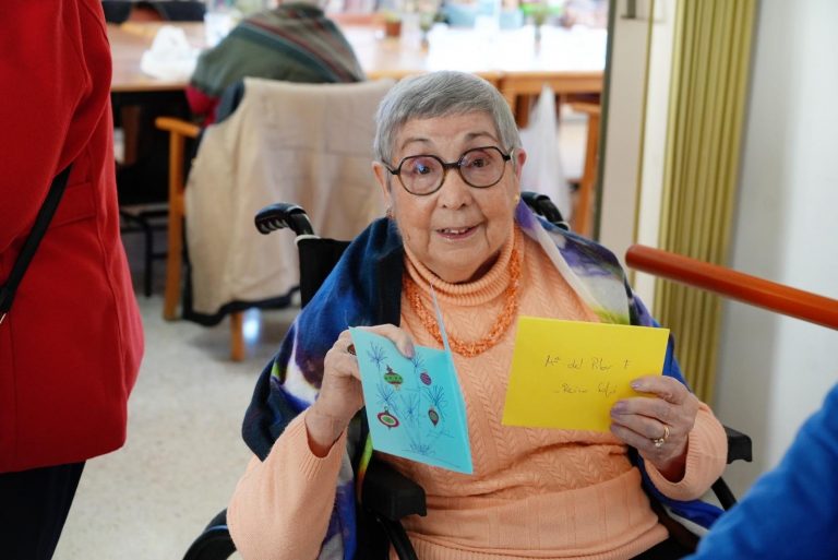 Más de 700 personas mayores de los centros del IMAS reciben postales personalizadas en el marco de la campaña «Ningún padrino sin Navidad»