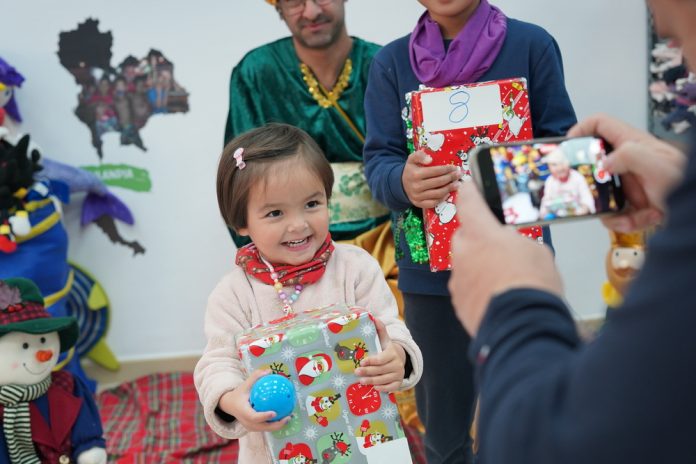 La Fundación Escribano ilumina las fiestas para niños de familias con pocos recursos