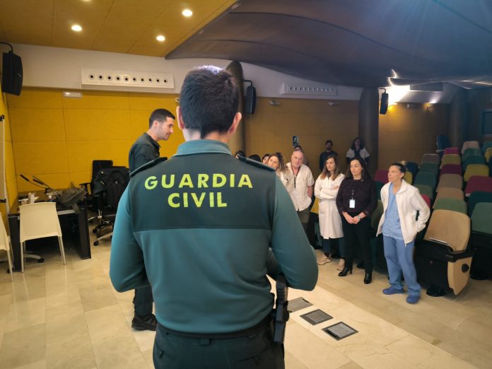 La Guardia Civil imparte un curso al personal del Hospital de Inca para hacer frente a las agresiones