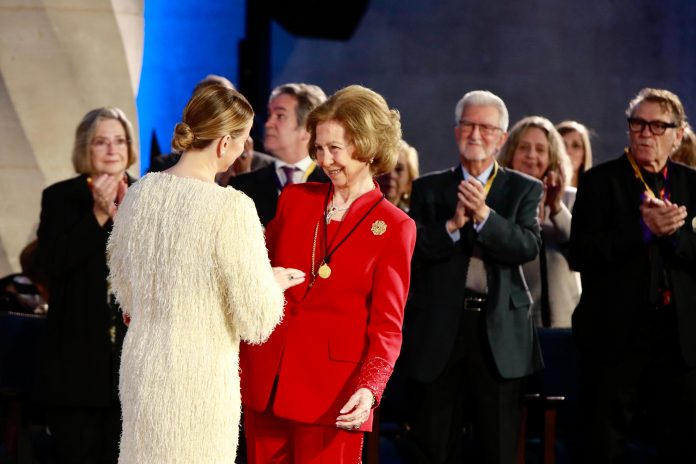 Su Majestad la Reina Doña Sofía recibe el Ramón Llull y la Medalla de Oro de les Illes Balears