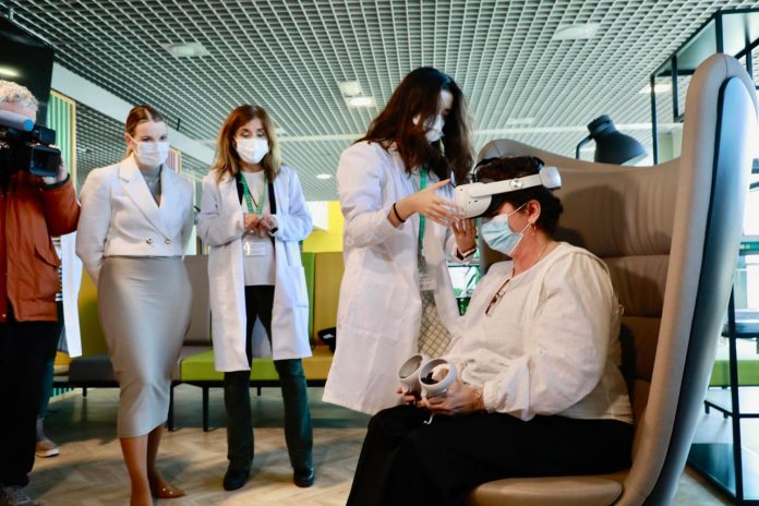 Son Espases utiliza la realidad virtual para amenizar el tratamiento de los pacientes oncológicos