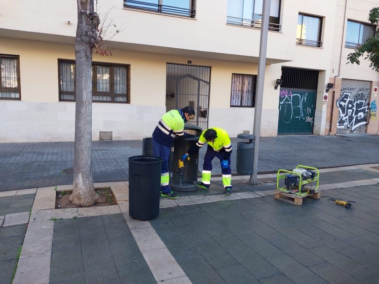 Emaya sustituye 107 papeleras de varias calles entre Jacint Verdaguer y Aragó