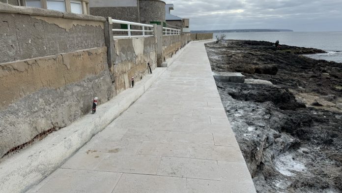 renueva la pasarela y la iluminación del paseo de Cala Gamba