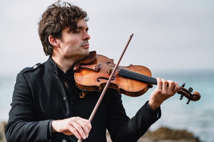 Francisco Fullana, solista, concertino y director del 5º concierto de la Orquesta Sinfónica Illes Balears en el Teatro Principal de Palma