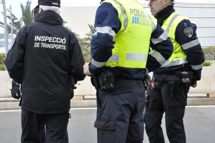 Cerca de 400 vehículos inspeccionados y 76 denuncias en el aeropuerto de Palma en la campaña contra el intrusismo y de control en el transporte público de viajeros (taxis, VTC y autocares)