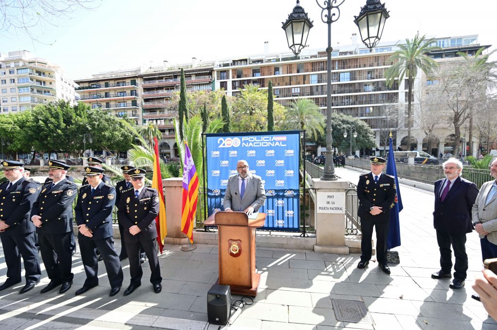 El alcalde de Palma inaugura el “Puente de la Policía Nacional” con ...