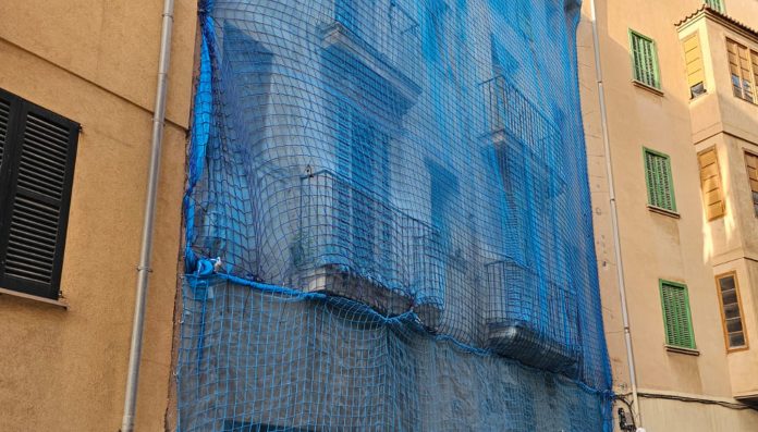 Reabren la calle Travessa d’en Ballester tras asegurar Urbanisme este edificio que se encuentra en ruina