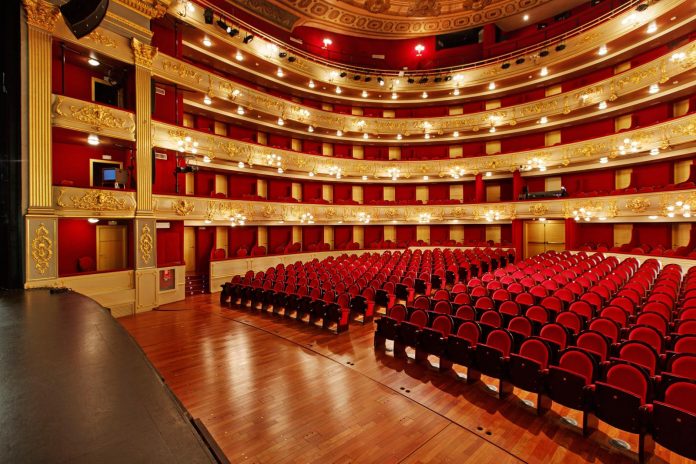 homenaje a 20 personalidades del mundo de las artes escénicas poniendo su nombre a butacas del Teatre Principal