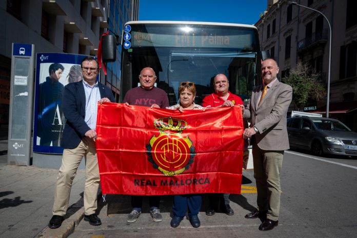 Todos los autobuses de la EMT se engalanan con escudos del club y cintas rojas