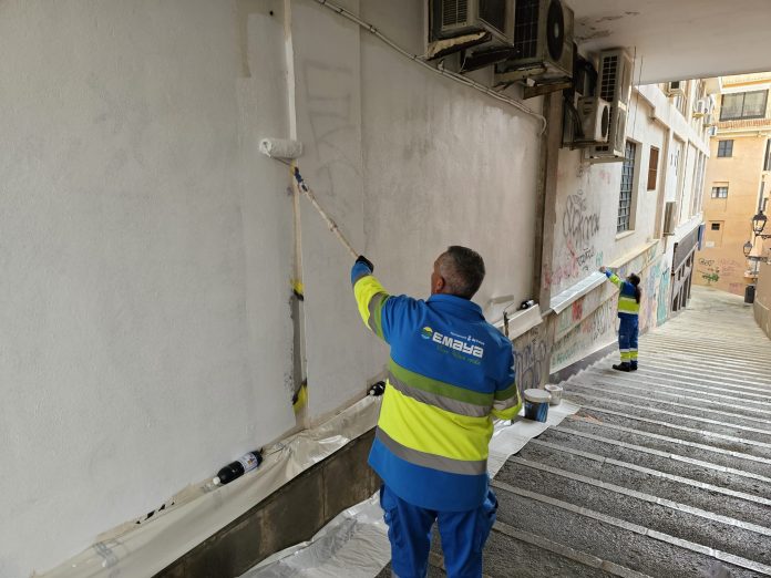 Eliminación de más de 100 pintadas de la plaza Mayor a instancias de una comunidad de propietarios