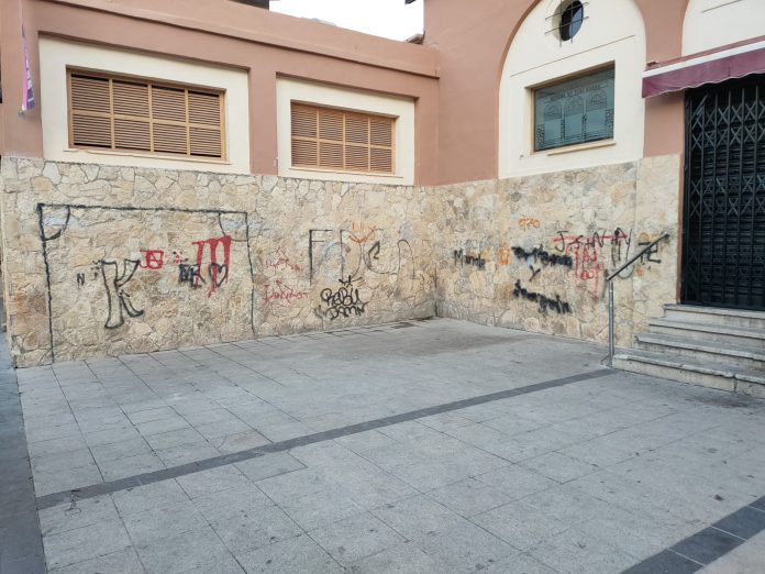 EMAYA realiza una actuación especial en el mercado de Pere Garau para eliminar las pintadas vandálicas