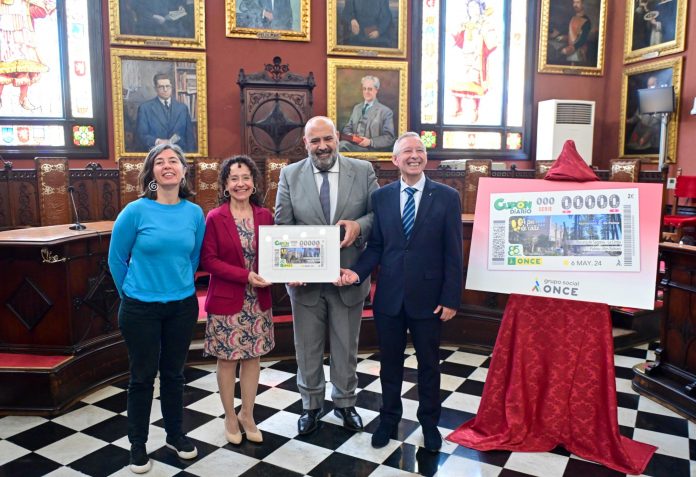 Jaime Martínez Llabrés presenta el cupón dedicado al Passeig de Sagrera junto al delegado territorial de la ONCE