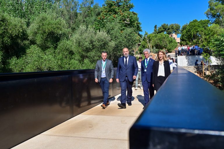 Se inaugura la pasarela del cementerio que facilita el tránsito entre la zona monumental y el tanatorio