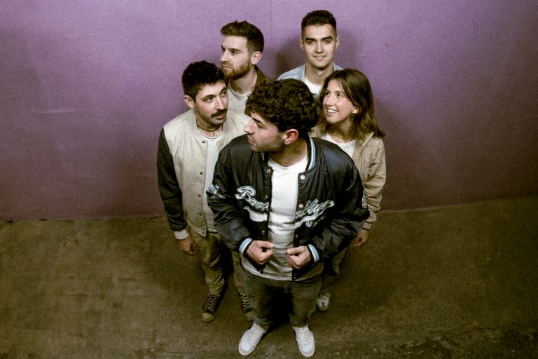 Mantra lanza el videoclip de "The Best Days Of Our Lives": una pool party llena de diversión y rock and roll