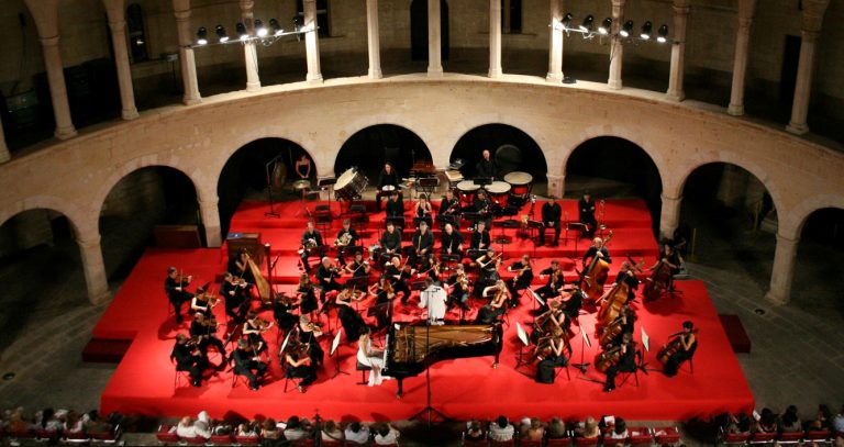 La Sinfónica de Baleares presenta su séptimo concierto de temporada con la violista Sara Ferrández
