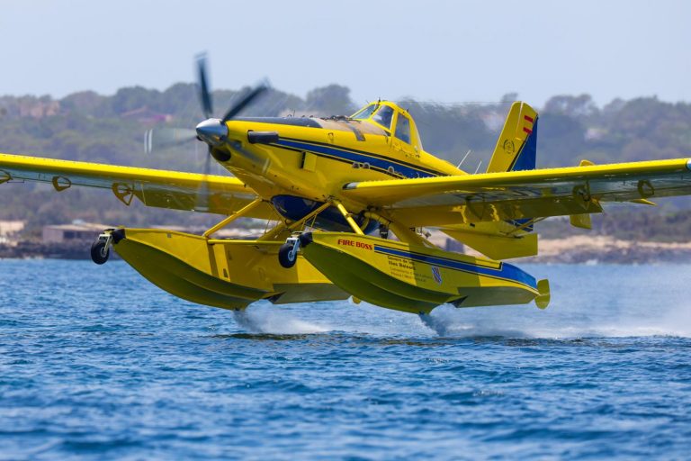 Campaña para la seguridad en maniobras de aviones de extinción de incendios forestales: «Si me ves en el mar, quédate lejos»