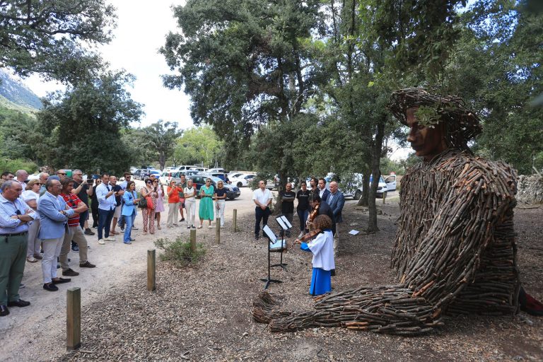 «Pau», la gran escultura de madera reciclada que invita a reflexionar sobre la vulnerabilidad de la Serra de Tramuntana