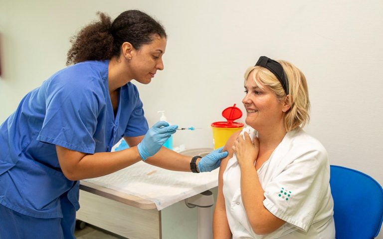 La vacunación contra la gripe y la COVID-19 continúa sin cita previa en Balears con nuevas facilidades para la población