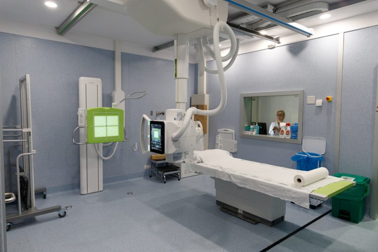 Son Espases lleva la inteligencia artificial y la robótica a sus instalaciones y al equipamiento de Radiología
