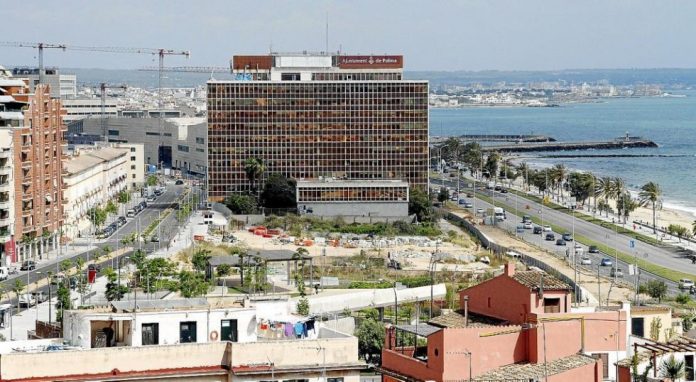 Cort aprueba la adquisición del edificio Gesa y las parcelas colindantes, consolidando la propiedad municipal de toda la fachada marítima