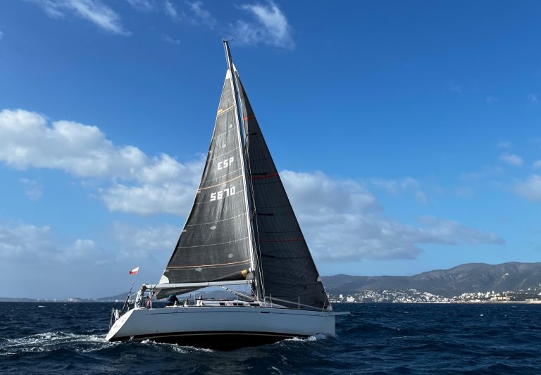 El Blaumarina lidera el Trofeo RCNP A2 tras una exigente jornada en la Bahía de Palma
