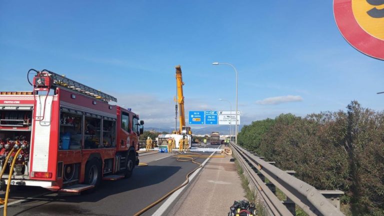Atascos kilométricos al volcar un camión cisterna en la autopista de Palma