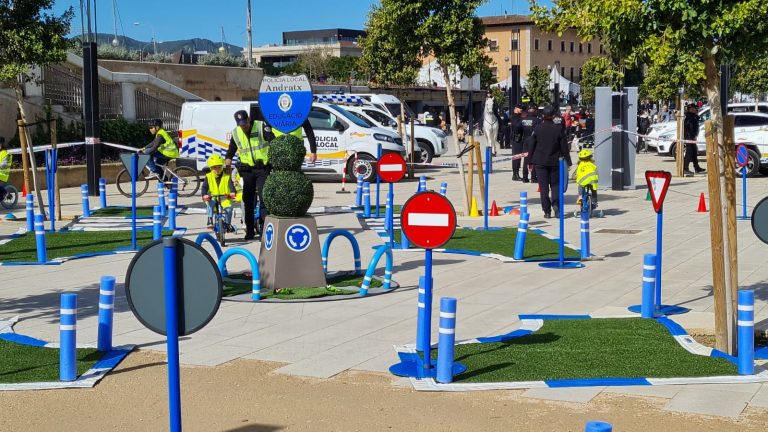 parque infantil de tráfico y juegos sobre la UE inauguran el Día de las Illes Balears en el Parque del Mar