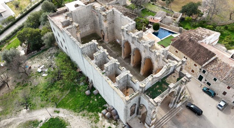 La iglesia sin techo de Biniamar, un siglo de historia inacabada