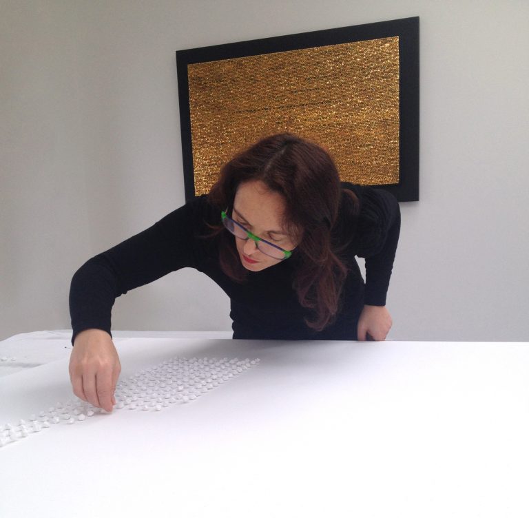 Nathalie Vin dona su obra Or du Temps a la exposición benéfica “ARTE por una buena causa” en el Hotel Artmadams