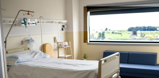 La consellera de Salud visita la Unidad de Cuidados Paliativos de Son Llàtzer para consolidar la atención paliativa en el Sector de Migjorn