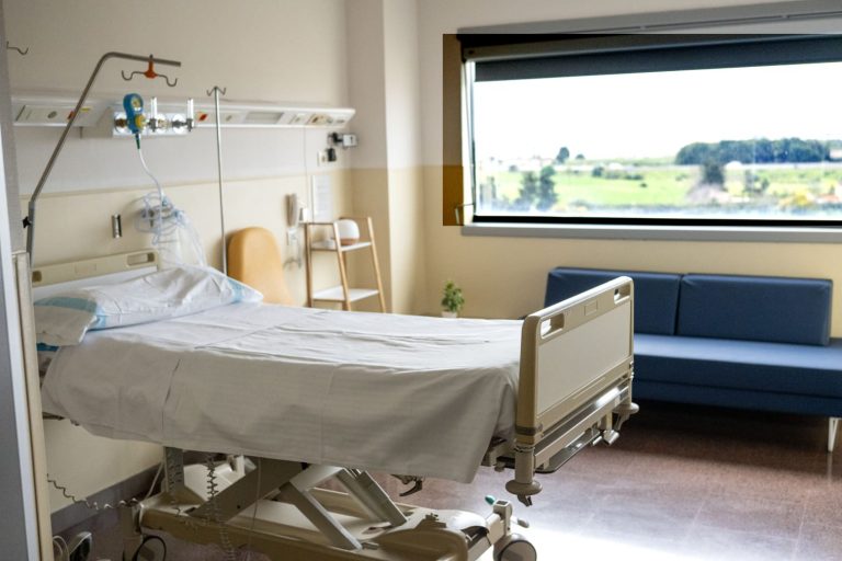 La consellera de Salud visita la Unidad de Cuidados Paliativos de Son Llàtzer para consolidar la atención paliativa en el Sector de Migjorn