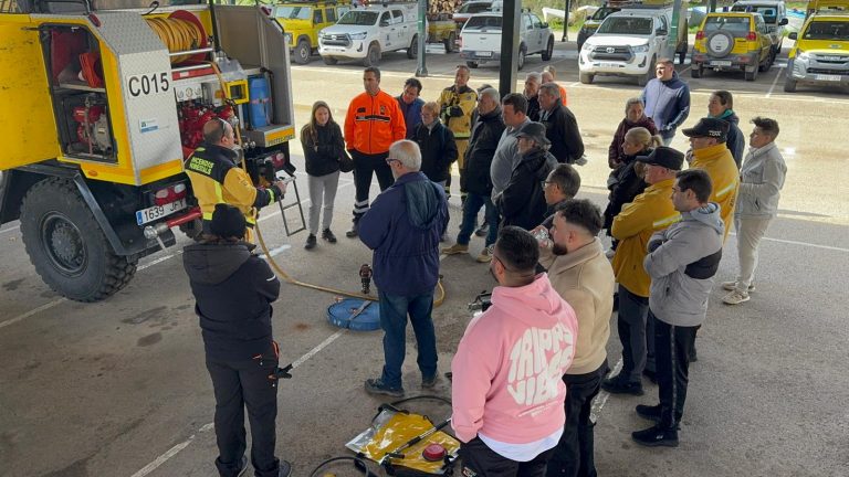 El Govern incorpora a 37 nuevos voluntarios de Protección Civil en Mallorca, Ibiza y Formentera Los aspirantes han superado el Curso Básico organizado por la EBAP y se integran en periodo de prácticas a sus agrupaciones locales Palma, 18 de abril de 2025 – El Govern de les Illes Balears ha incorporado a 37 nuevos voluntarios de Protección Civil en Mallorca, Ibiza y Formentera, tras superar el Curso Básico del Voluntariado organizado por la Escuela Balear de Administración Pública (EBAP), en colaboración con la Dirección General de Emergencias e Interior. La formación se desarrolló entre el 8 de febrero y el 15 de marzo en las islas de Mallorca e Ibiza, con un total de 86 aspirantes inscritos. Los nuevos voluntarios que han obtenido el certificado oficial son 20 de Mallorca, 15 de Ibiza y 2 de Formentera, y se incorporarán a sus respectivas agrupaciones municipales en un periodo de prácticas. En Mallorca, los municipios que contarán con nuevos efectivos son: Andratx, Alcúdia, Algaida, Calvià, Capdepera, Inca, Llucmajor, Maria de la Salut, Muro, Palma, Pollença, Sant Joan y Son Servera. En las Pitiusas, se incorporan en Formentera, Sant Antoni de Portmany, Sant Joan de Labritja, Sant Josep y Santa Eulària des Riu. Este año, la EBAP ha estrenado un nuevo modelo de formación presencial modular, sustituyendo el anterior sistema de autoaprendizaje. La decisión responde a la necesidad de adaptar los contenidos a la realidad operativa de las agrupaciones y facilitar el aprendizaje de los aspirantes, especialmente ante las dificultades que presentaba el formato digital. El curso básico se estructura en seis módulos teórico-prácticos: Introducción a la Protección Civil, legislación y normativa aplicable, autoprotección e intervención en tráfico, incendios forestales, técnicas de afrontamiento del estrés, primeros auxilios y uso de desfibrilador (DESA), y comunicación mediante la red TETRAIB. Todos los aspirantes han sido evaluados por sus formadores y han debido superar los contenidos como requisito indispensable para su incorporación como voluntarios. Está prevista una segunda edición del curso en el último trimestre de 2025, que acogerá a otros 30 aspirantes en Mallorca y 30 en Menorca, dando así continuidad a la mejora de la formación y refuerzo de las agrupaciones locales de Protección Civil en las islas.