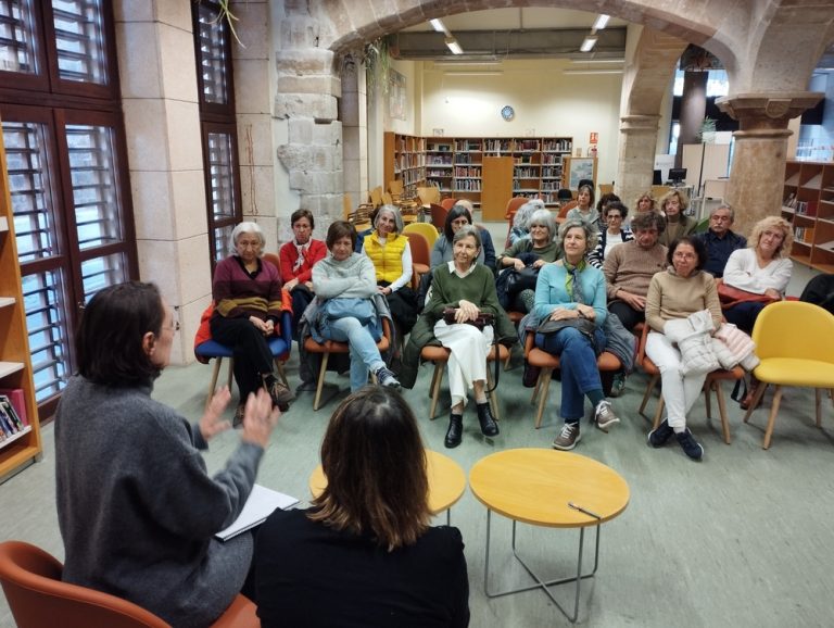 Conferencia en la Biblioteca Can Sales: "¿En cuánto tiempo se aprende un idioma?" La asociación Amics de Can Sales organiza un encuentro gratuito para resolver dudas sobre el aprendizaje de idiomas con profesores de inglés, italiano, francés y chino mandarín. Palma, 3 de abril de 2025.- La asociación Amics de Can Sales ofrecerá el próximo sábado 5 de abril a las 11:30 una conferencia titulada "¿En cuánto tiempo se aprende un idioma?" en la Biblioteca Pública Can Salas de Palma. La actividad es gratuita y abierta al público. El evento contará con la participación de profesores especializados en inglés, italiano, francés y chino mandarín, que impartirán clases y talleres en Can Sales. Los asistentes podrán conocer métodos eficaces para aprender un nuevo idioma, así como trucos y estrategias para mejorar su aprendizaje. Sergio G. García, coordinador de los talleres de idiomas organizados por Amics de Can Sales, explicó que “Esta será una buena oportunidad para quienes deseen descubrir trucos para aprender un idioma con mayor eficacia. Además, podrán consultar con profesores de distintas lenguas como inglés, francés, italiano y chino mandarín”. Fomento cultural y aprendizaje de idiomas en Can Sales La asociación Amics de Can Sales se fundó en 2019 con el objetivo de promocionar la biblioteca pública Can Salas y fomentar la participación de la comunidad en actividades culturales y literarias. Desde su creación, ha organizado una programación estable de talleres y eventos culturales, incluyendo: Grupos de conversación en inglés, italiano, francés y chino mandarín. Charlas, recitales y actividades relacionadas con la creación literaria. Talleres de cultura china y lenguaje mandarín, que enriquecen la oferta cultural de la biblioteca. Este evento se enmarca dentro de las actividades trimestrales de la asociación, que busca motivar a los asistentes a mejorar sus habilidades lingüísticas de manera amena y participativa. Los interesados en inscribirse o recibir más información pueden contactar a la asociación a través del correo electrónico: amicsdecansales@gmail.com.