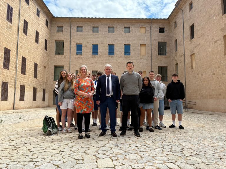 Estudiantes y profesores de Dinamarca visitan la Misericordia y se interesan por el turismo en Mallorca