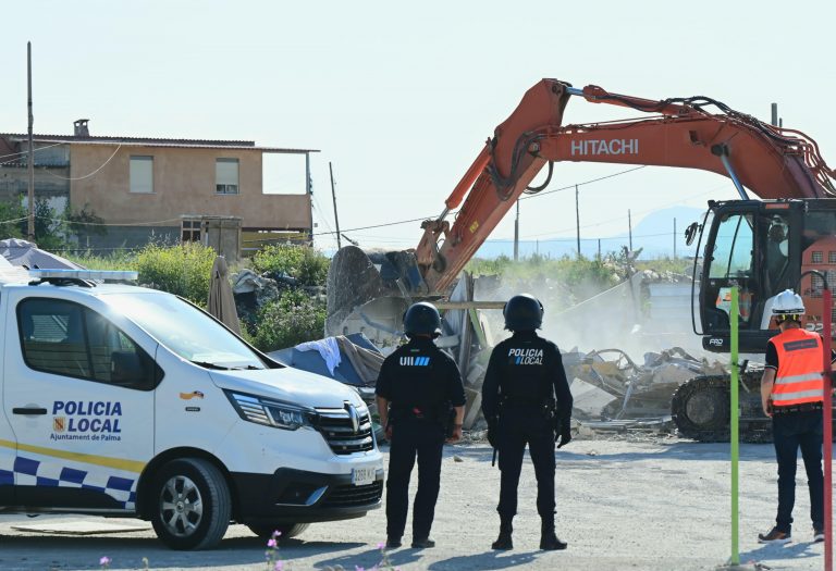 Derribo de las construcciones ilegales de Son Banya con el apoyo de la Policía Local y Nacional