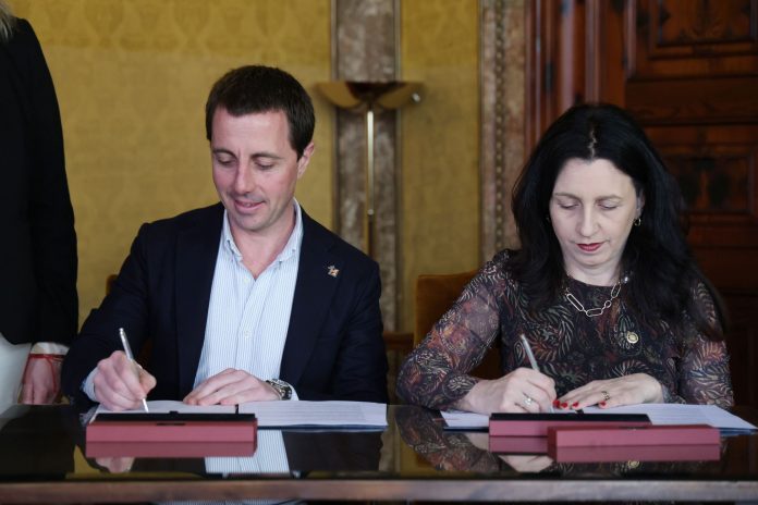 El Consell de Mallorca y la UNED Illes Balears firman un convenio para ampliar la formación de trabajadores municipales