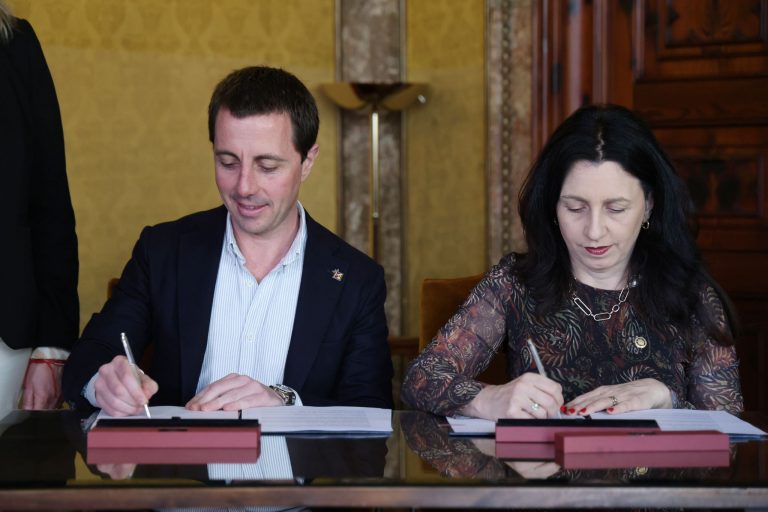 El Consell de Mallorca y la UNED Illes Balears firman un convenio para ampliar la formación de trabajadores municipales