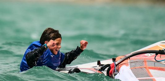 Joshua Castro, bronce europeo en Techno293 Sub-15 tras una gran remontada en Ostia
