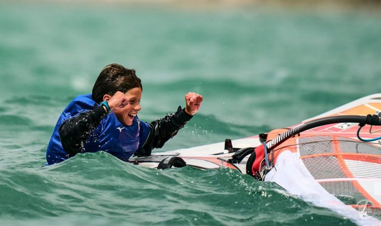 Joshua Castro, bronce europeo en Techno293 Sub-15 tras una gran remontada en Ostia