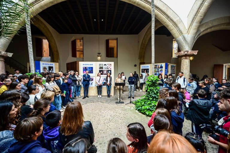 Can Balaguer acoge la exposición de las obras ganadoras de Foto Jove, que celebra su 30ª edición