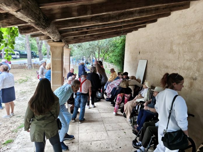 La residencia pública Huialfàs celebra su tradicional pancaritat en el oratorio de Crestatx