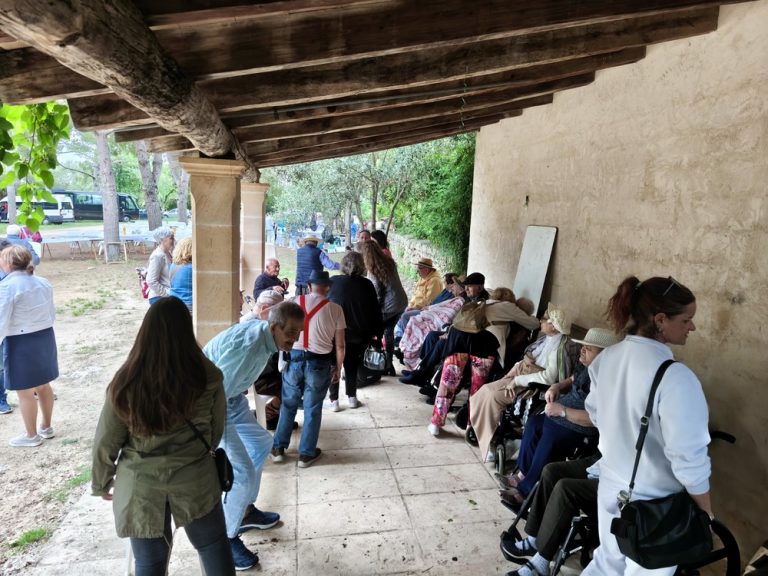 La residencia pública Huialfàs celebra su tradicional pancaritat en el oratorio de Crestatx