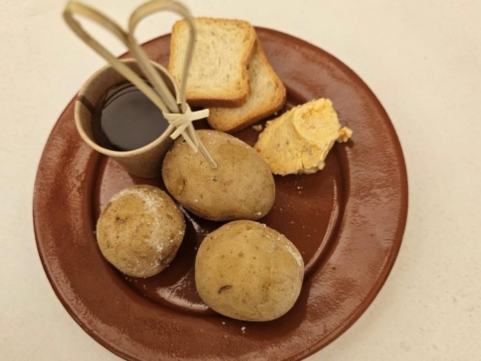 El Hogar Canario se alza con el premio a la mejor tapa en la Feria de Mayo de las Casas Regionales 2025
