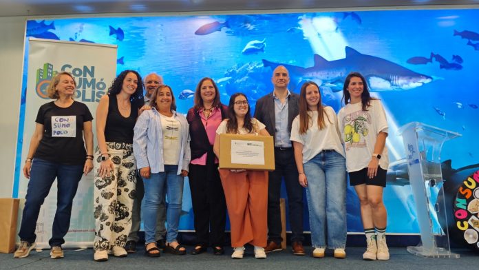 La consellera de Salut entrega los premios del concurso escolar Consumópolis, con récord de participación en Baleares